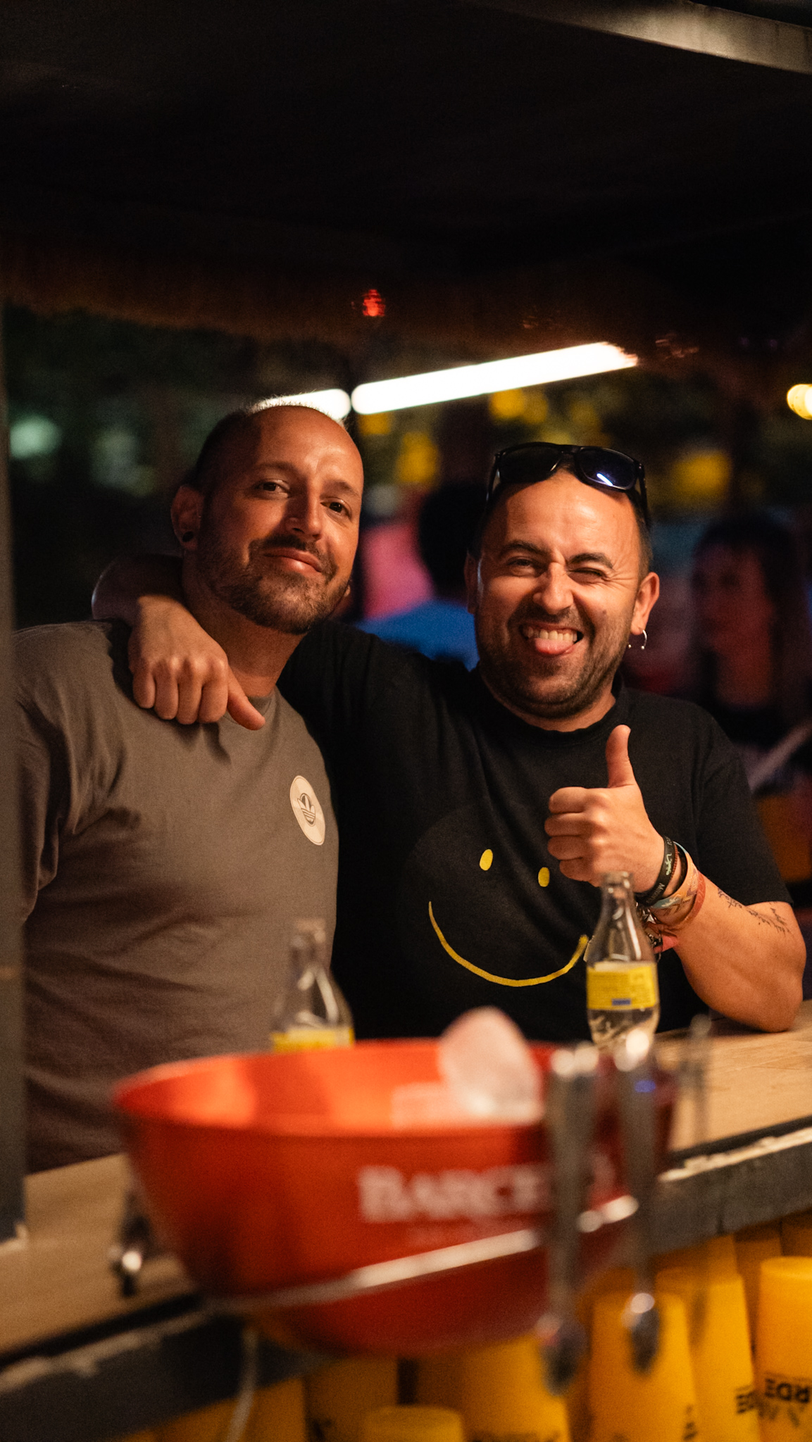 Brindis entre amigos en la barra