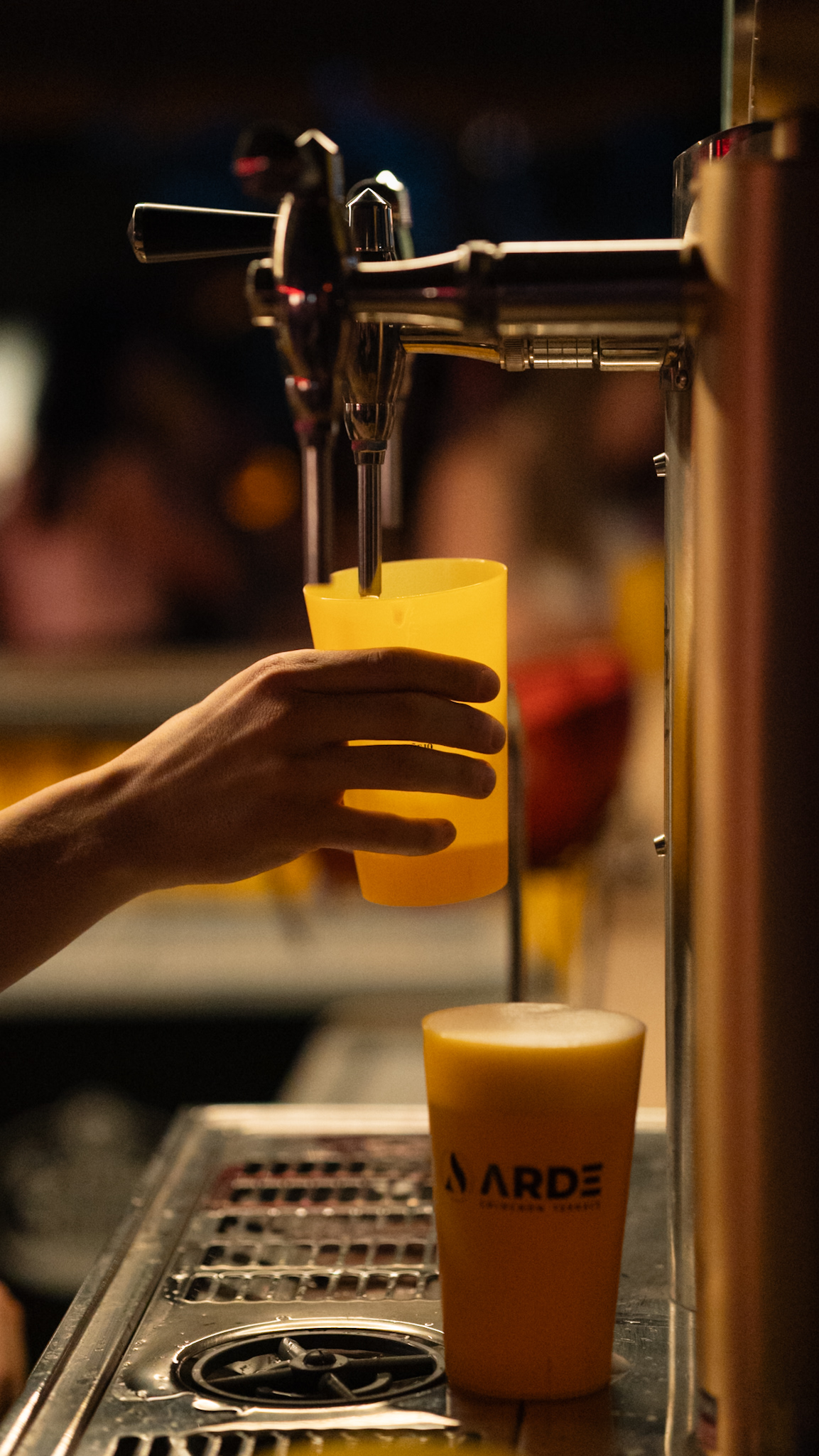 Estantería de botellas en el bar
